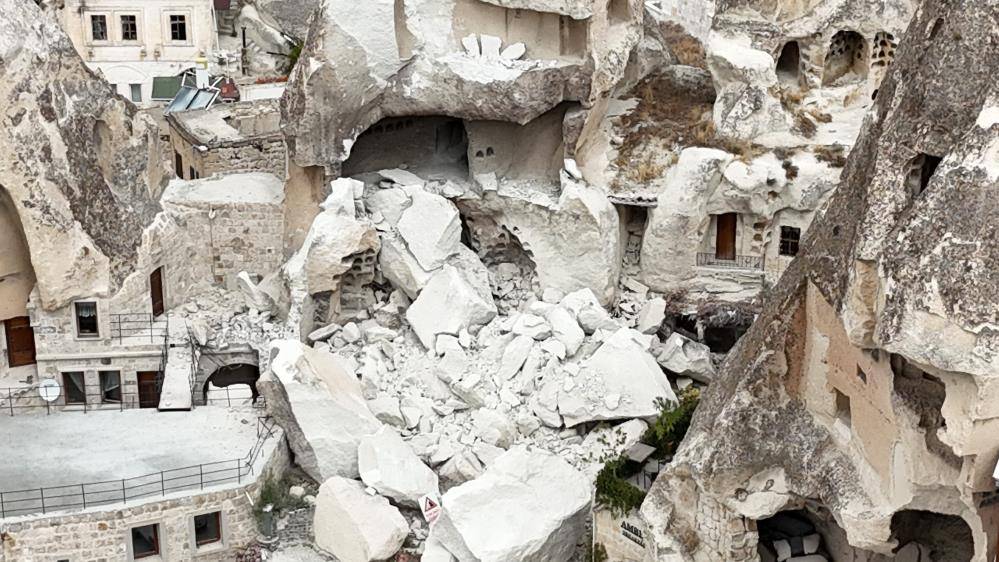 Kapadokya'da milyonlarca yıllık peribacası yıkıldı 12